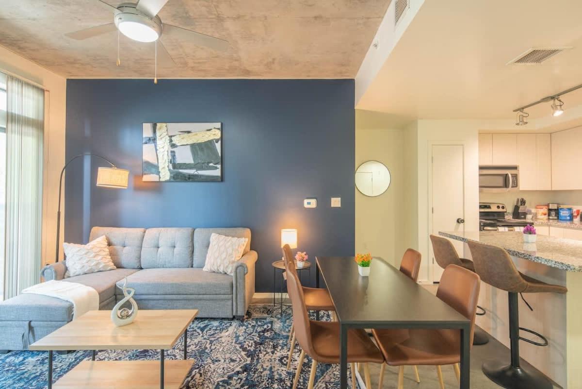 Calm 2bd - Dt - Gym, Pool, Parking - Sleep 8