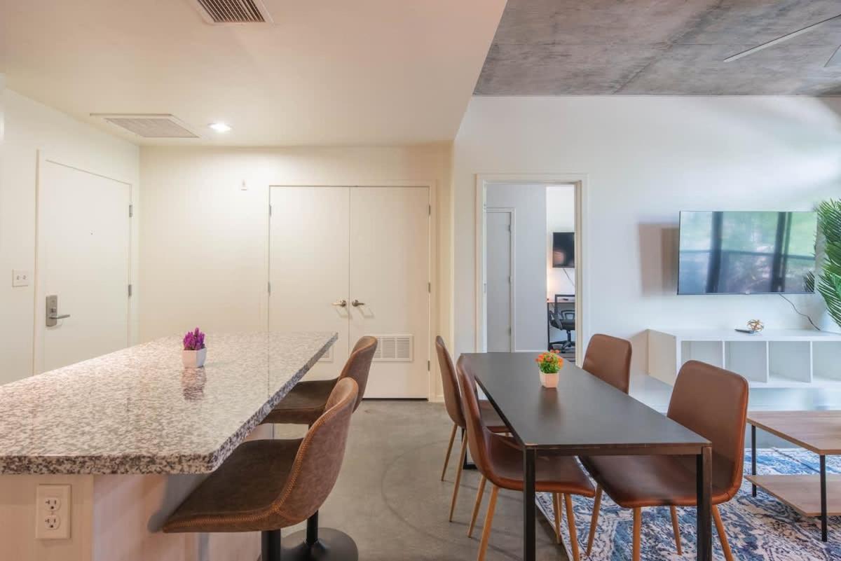 Calm 2bd - Dt - Gym, Pool, Parking - Sleep 8 Apartment