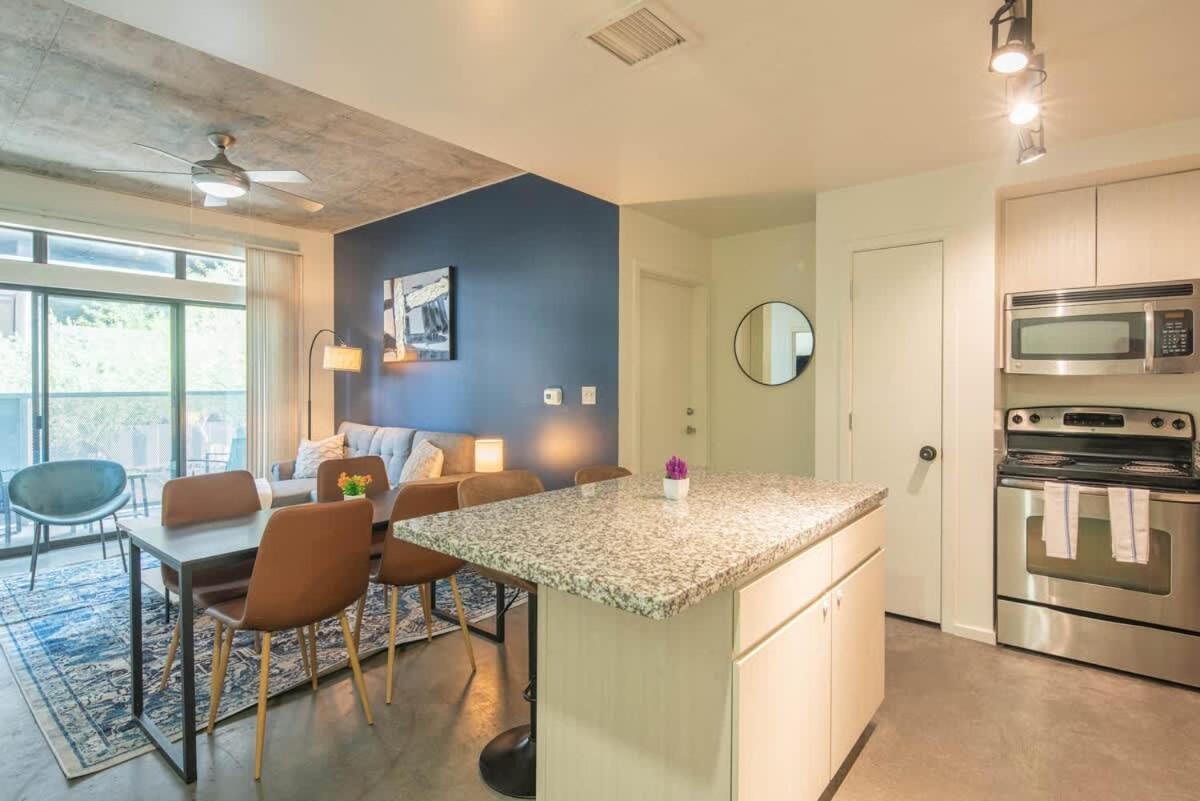 Calm 2bd - Dt - Gym, Pool, Parking - Sleep 8 Apartment *