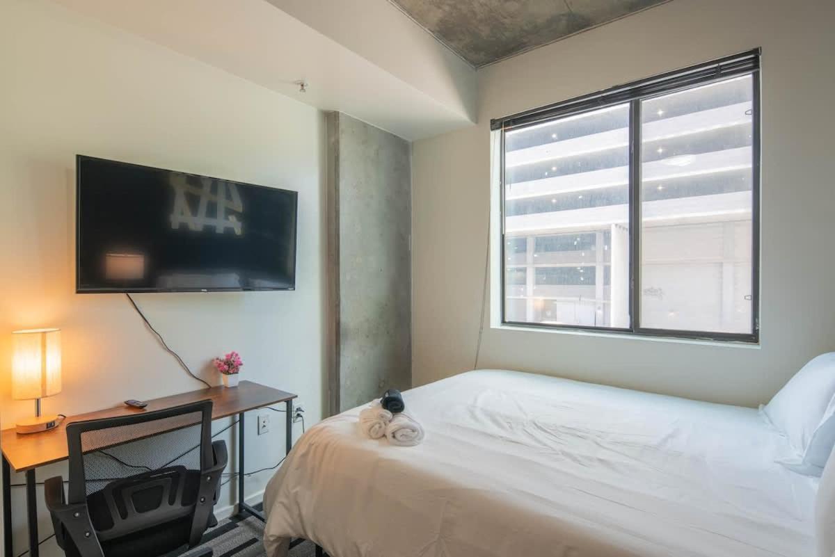 Apartment Calm 2bd - Dt - Gym, Pool, Parking - Sleep 8 *