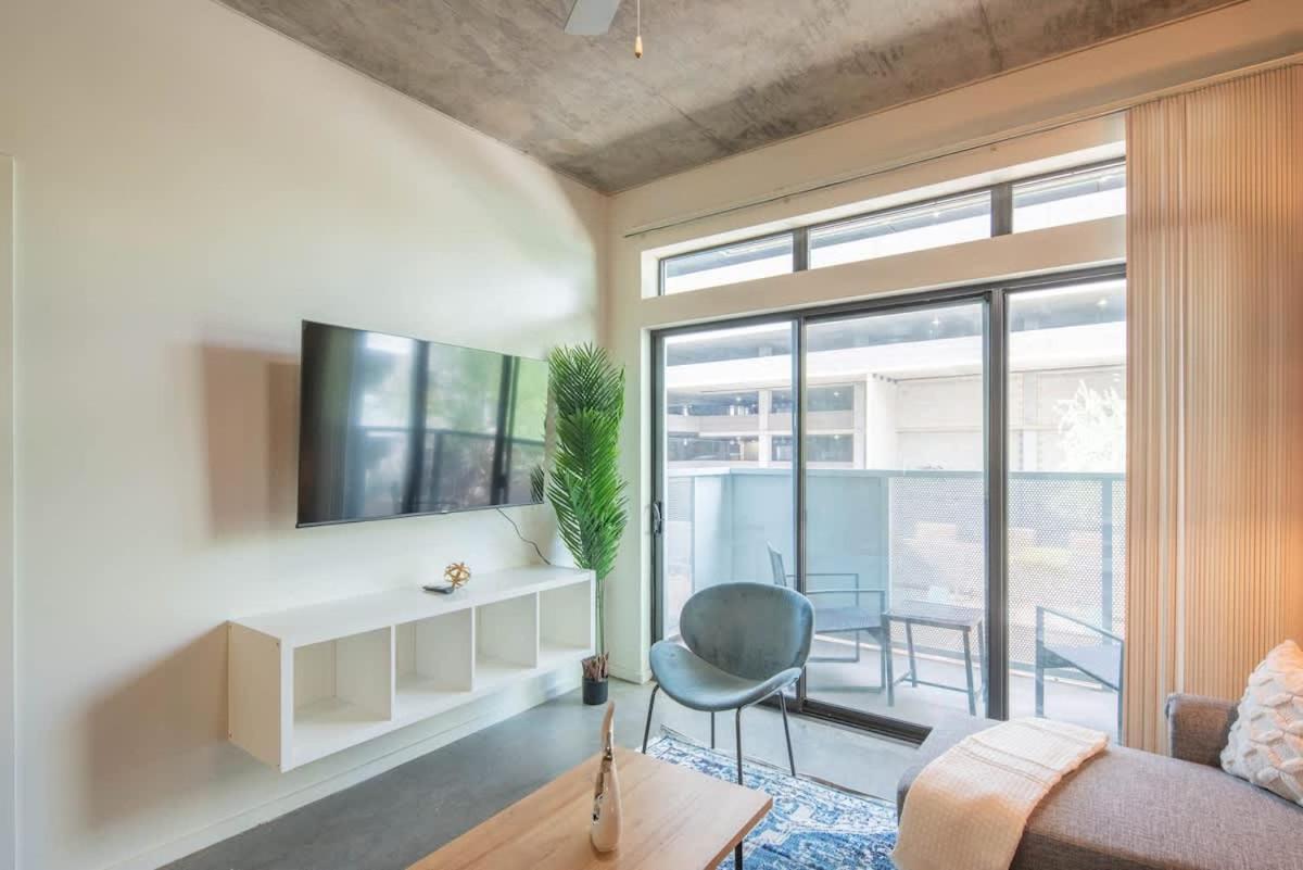 Calm 2bd - Dt - Gym, Pool, Parking - Sleep 8