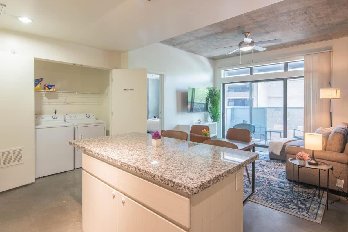 Apartemen Calm 2bd - Dt - Gym, Pool, Parking - Sleep 8 Phoenix