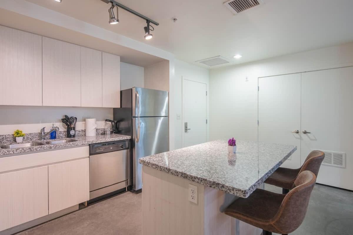 Calm 2bd - Dt - Gym, Pool, Parking - Sleep 8 Apartemen *